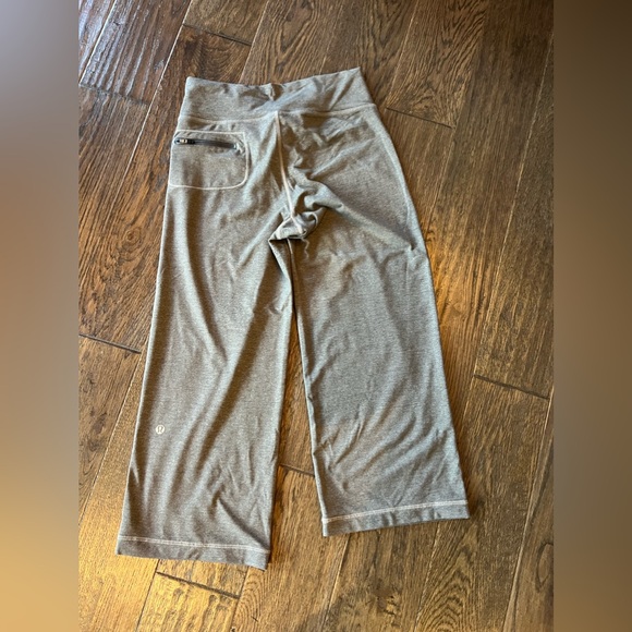 Lululemon pants.  Capri style. Almost new hardly worn - Picture 3 of 4